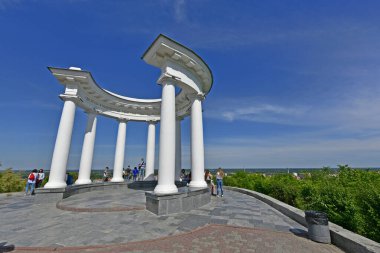 Ukrayna, Poltava 06.06.2020. Halkın Dostluğu Rotunda veya Beyaz Beretka, Poltava 'da bulunan bir sütundur..