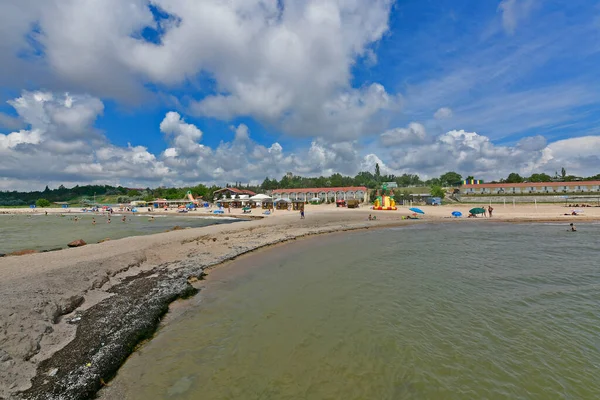Ukrayna, Primorsk 06 / 22 / 2020. Dorozhnik tatil köyündeki Azov sahili. Bungalovlar, güneş pansiyonları, tatilciler ve yüzücüler.
