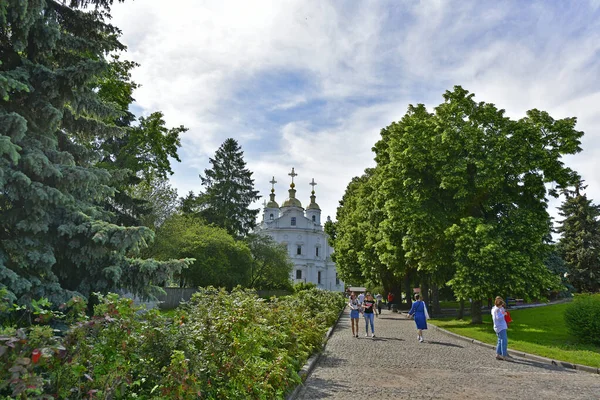 ウクライナ ポルタヴァ06 2020 イヴァノヴァ ゴラの仮定大聖堂は ポルタヴァで最初の石造りの建物です 木造教会跡に1751 70年に建てられ 1695年から知られ ポルタヴァ要塞のベチェヴァ広場に立っていた — ストック写真
