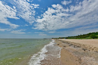 Ukrayna, Primorsk 06 / 20 / 2020. Dorozhnik tatil köyündeki Azov sahili. Bungalovlar, güneş pansiyonları, tatilciler ve yüzücüler.