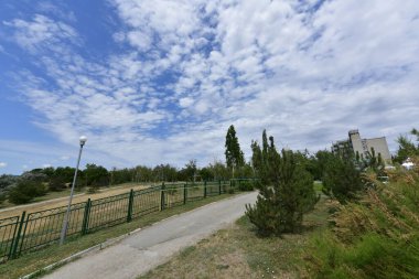 Azov Denizi 'ndeki deniz manzaraları, dik kıyılar, ağaçlar ve tarlalar..