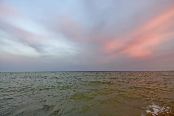 Krásný Večerní Západ Slunce Pláži Azovského Moře Barevné Barvy Oblohy — Stock fotografie