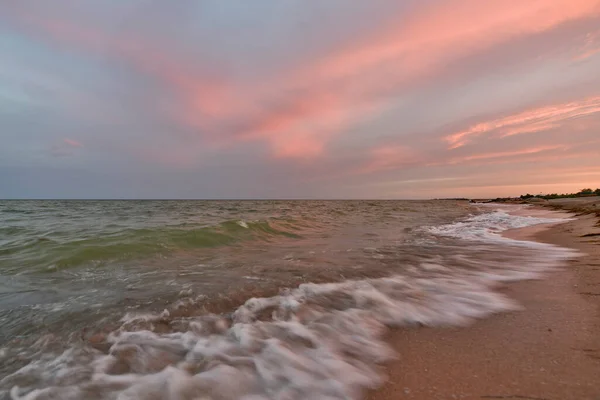 アゾフ海のビーチで美しい夜の夕日 空と海のカラフルな色 — ストック写真