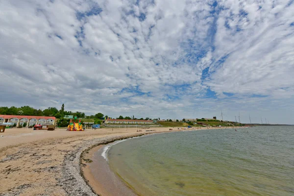 Ukraina Primorsk 2020 Azovska Havet Stranden Dorozhnik Resort Bungalows Solstolar — Stockfoto