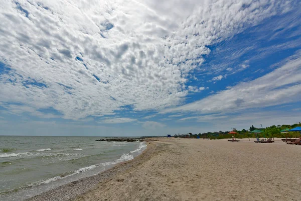 Ukraina Primorsk 2020 Azovska Havet Stranden Dorozhnik Resort Bungalows Solstolar — Stockfoto