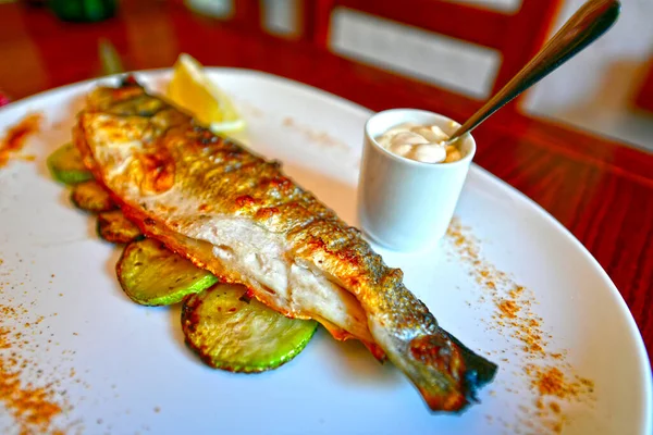 Köstliche Und Gesunde Fischgerichte Restaurant Mit Gerichten — Stockfoto