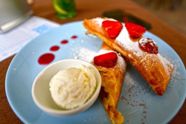 Lezzetli ve güzel tatlılar, restoranda servis edilen yemekler..