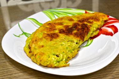 Kabak ve kıymadan yapılmış sebzeli cheburek..