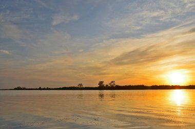 Güzel nehir manzaraları, nehirde gün batımları.