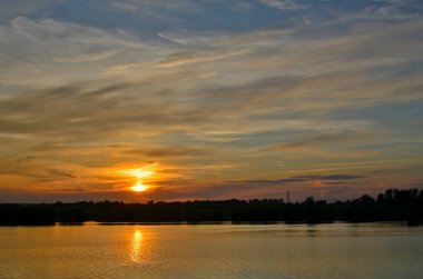 Güzel nehir manzaraları, nehirde gün batımları.