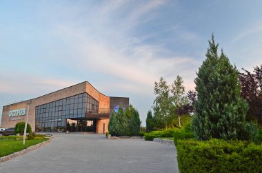 Ukrayna, Novomoskovsk şehri 07.16 / 2020. Samara Nehri 'nin kıyısında bir sürü insanın dinlendiği güzel bir kamp alanı..