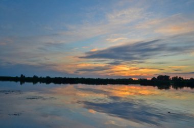 Güzel nehir manzaraları, nehirde gün batımları.