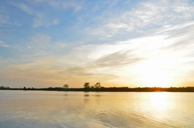 Güzel nehir manzaraları, nehirde gün batımları.