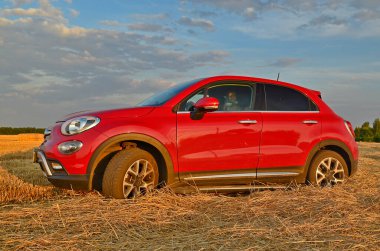 Ukrayna, Novomoskovsk 07 / 24 / 2020. Güzel, modern kesişim FIAT 500X, hasat edilen buğday tarlasında.