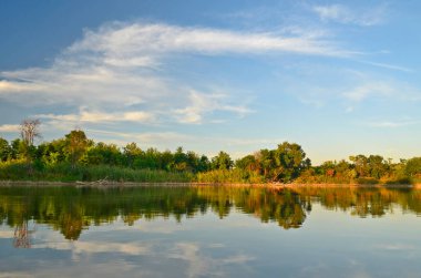 Gün batımında gölün güzel manzarası.