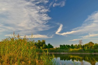 Gün batımında gölün güzel manzarası.