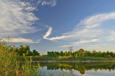 Gün batımında gölün güzel manzarası.