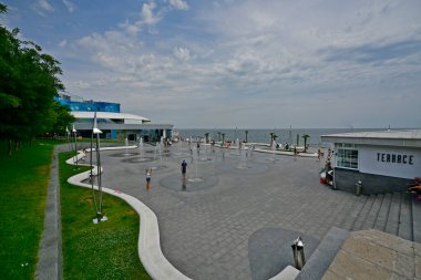 Ukrayna, Odessa 07 / 27 / 2020. Lanzheron plajı. Plajda palmiye ağaçları, fıskiyeler, gayzerler olan pitoresk bir set oluşturuldu. Yakınlarda Nemo Dolphinarium ve aynı isimli otelin yanı sıra restoranlar, barlar ve gece kulüpleri bulunuyor..