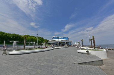 Ukrayna, Odessa 07 / 27 / 2020. Lanzheron plajı. Plajda palmiye ağaçları, fıskiyeler, gayzerler olan pitoresk bir set oluşturuldu. Yakınlarda Nemo Dolphinarium ve aynı isimli otelin yanı sıra restoranlar, barlar ve gece kulüpleri bulunuyor..