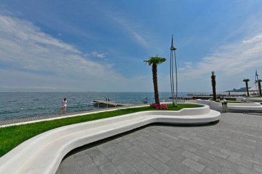 Ukrayna, Odessa 07 / 27 / 2020. Lanzheron plajı. Plajda palmiye ağaçları, fıskiyeler, gayzerler olan pitoresk bir set oluşturuldu. Yakınlarda Nemo Dolphinarium ve aynı isimli otelin yanı sıra restoranlar, barlar ve gece kulüpleri bulunuyor..