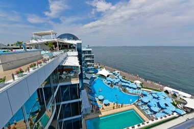 Ukrayna, Odessa 07 / 27 / 2020. Lanzheron plajı. Plajda palmiye ağaçları, fıskiyeler, gayzerler olan pitoresk bir set oluşturuldu. Yakınlarda Nemo Dolphinarium ve aynı isimli otelin yanı sıra restoranlar, barlar ve gece kulüpleri bulunuyor..