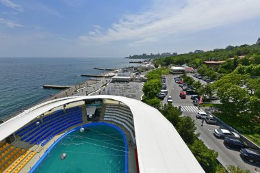 Ukrayna, Odessa 07 / 27 / 2020. Lanzheron plajı. Plajda palmiye ağaçları, fıskiyeler, gayzerler olan pitoresk bir set oluşturuldu. Yakınlarda Nemo Dolphinarium ve aynı isimli otelin yanı sıra restoranlar, barlar ve gece kulüpleri bulunuyor..