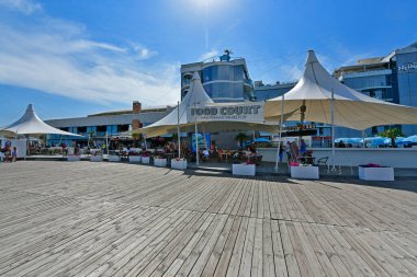Ukrayna, Odessa 07 / 27 / 2020. Lanzheron plajı. Plajda palmiye ağaçları, fıskiyeler, gayzerler olan pitoresk bir set oluşturuldu. Yakınlarda Nemo Dolphinarium ve aynı isimli otelin yanı sıra restoranlar, barlar ve gece kulüpleri bulunuyor..