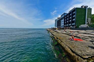 Ukrayna, Odessa 07 / 27 / 2020. Lanzheron plajı. Plajda palmiye ağaçları, fıskiyeler, gayzerler olan pitoresk bir set oluşturuldu. Yakınlarda Nemo Dolphinarium ve aynı isimli otelin yanı sıra restoranlar, barlar ve gece kulüpleri bulunuyor..