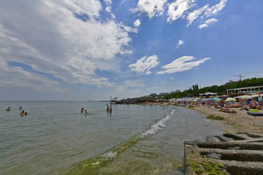 Ukrayna, Odessa 07 / 28 / 2020. Otrada, Odessa 'da popüler bir plajdır. Sahile giriş tamamen ücretsiz. Sahil temiz ve bakımlı, orta derecede kalabalık ve yürüme mesafesinde birçok kafe, kulüp ve restoran var..