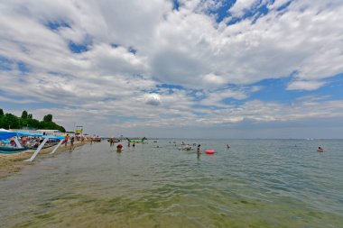 Ukrayna, Odessa 07 / 28 / 2020. Otrada, Odessa 'da popüler bir plajdır. Sahile giriş tamamen ücretsiz. Sahil temiz ve bakımlı, orta derecede kalabalık ve yürüme mesafesinde birçok kafe, kulüp ve restoran var..