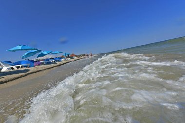 Ukrayna, Zatoka 07 / 30 / 2020. Ukrayna 'nın Odessa bölgesinin Belgorod-Dnestrovsky bölgesinde kent yerleşimi. Dinyester haliçleri ile Karadeniz arasındaki Karolino-Bugaz tükürüğünün üzerinde yer alan liman noktası Bugaz.