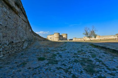 Ukrayna, Belgorod-Dnestrovsky 07 / 30 / 2020. Akkerman kalesi, Belgorod-Dnestrovskaya kalesi - XIII-XV yüzyıllarının bir tarihi ve şehir planlama anıtı. Kale, modern Ukrayna topraklarının en iyi korunmuş kalelerinden biridir..