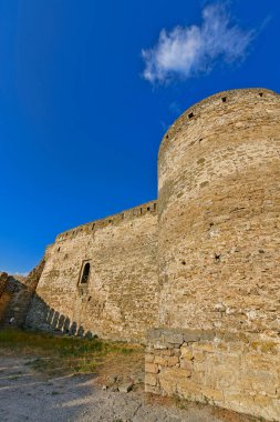 Ukrayna, Belgorod-Dnestrovsky 07 / 30 / 2020. Akkerman kalesi, Belgorod-Dnestrovskaya kalesi - XIII-XV yüzyıllarının bir tarihi ve şehir planlama anıtı. Kale, modern Ukrayna topraklarının en iyi korunmuş kalelerinden biridir..