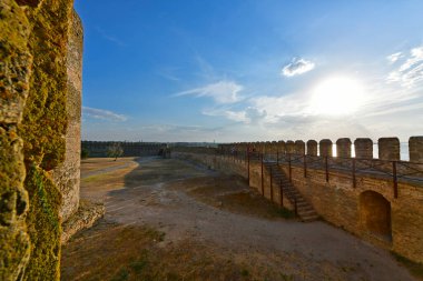 Ukrayna, Belgorod-Dnestrovsky 07 / 30 / 2020. Akkerman kalesi, Belgorod-Dnestrovskaya kalesi - XIII-XV yüzyıllarının bir tarihi ve şehir planlama anıtı. Kale, modern Ukrayna topraklarının en iyi korunmuş kalelerinden biridir..