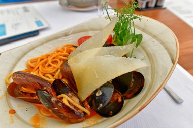 Deniz mahsullü İtalyan makarnası vücudun ve sağlığın için iyidir ve hazırlanması kolaydır..