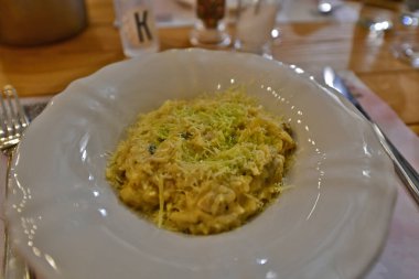 Risotto yumuşak ve kremalı bir İtalyan pilav tabağıdır..