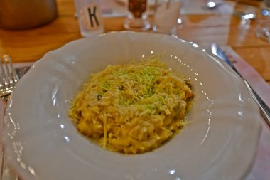 Risotto yumuşak ve kremalı bir İtalyan pilav tabağıdır..
