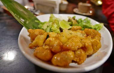 Tavuk ve sebzeli pilav, restoran yemeği..