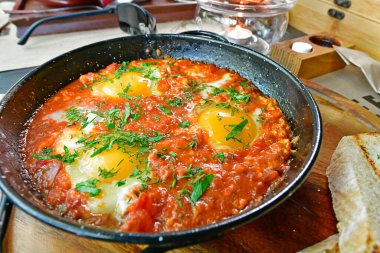 Menemen, Türk omletinin sebzeli adıdır. Bu basit ve çok lezzetli bir yemek, geleneksel olarak acı biber eklenerek hazırlandığı gibi baharatlı..