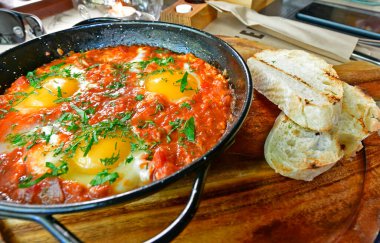 Menemen, Türk omletinin sebzeli adıdır. Bu basit ve çok lezzetli bir yemek, geleneksel olarak acı biber eklenerek hazırlandığı gibi baharatlı..