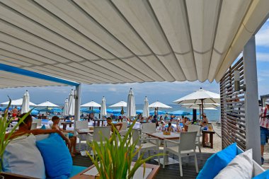 Ukrayna, Odessa 07 / 28 / 2020. Odessa 'daki Otrada plajı temiz ve bakımlı, orta derecede kalabalık ve yürüme mesafesinde birçok kafe, kulüp ve restoran bulunmaktadır. Konforlu bir yaz tatili için gerekli tüm koşullara sahip..