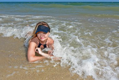 Karadeniz kıyısında mayo giymiş güzel bir kadın dinleniyor..