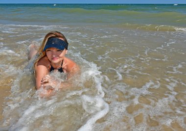 Karadeniz kıyısında mayo giymiş güzel bir kadın dinleniyor..