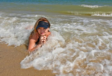 Karadeniz kıyısında mayo giymiş güzel bir kadın dinleniyor..