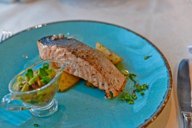 Izgara somon bifteği, restoran servisi..