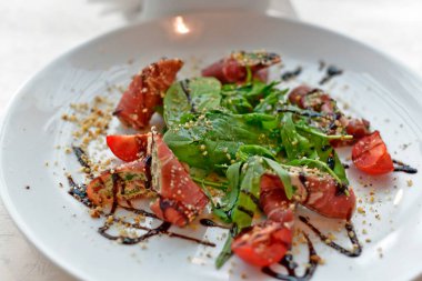 Aperatif - ana yemekten önce servis edilen bir yemek veya bağımsız hafif atıştırmalık olarak.