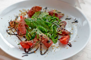 Aperatif - ana yemekten önce servis edilen bir yemek veya bağımsız hafif atıştırmalık olarak.