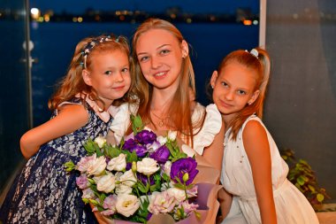 Erkek ve kız kardeşler, gençler ve kızlar birlikte resmedilmiş..