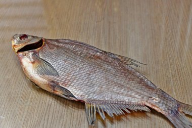 Evren, lezzetli çipura balığı. Harika bir bira..