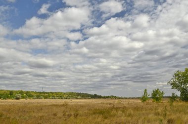 Bulutlu bir günde güzel bir kır manzarası.
